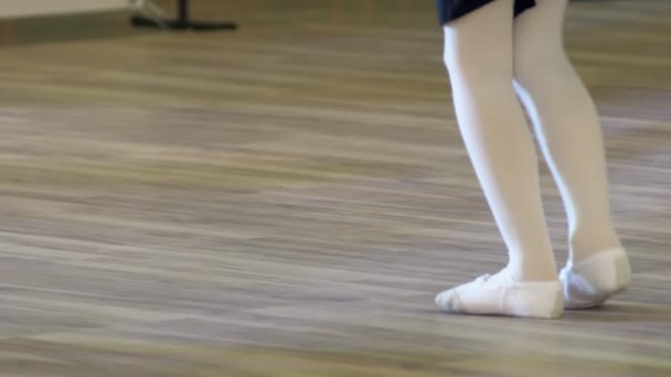 特写。在舞厅彩排时穿着芭蕾舞鞋的孩子们的脚 — 图库视频影像