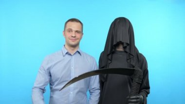 Bir adam vitamin şişesinin yapraklardan öldüğünü gösterir. Vitamin konsepti, diyet
