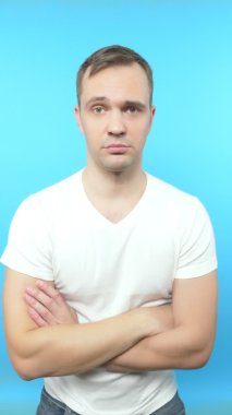 Dikey olarak vurulmuş. Mavi arka planda bir çizim. Ölüm bir adam için gelir.