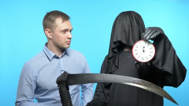 Skizze. Der Tod zeigt einem Mann eine Uhr. Der Mann feilscht mit dem Tod — Stockvideo