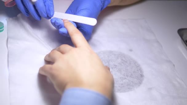 Close-up. manicure bestanden een man nagels met een nagel bestand — Stockvideo