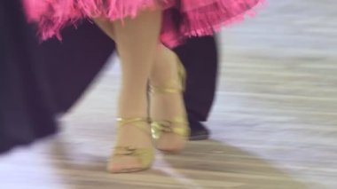 Orta vuruş, bacaklar. Bir çift çocuk balo dansı yapıyor..
