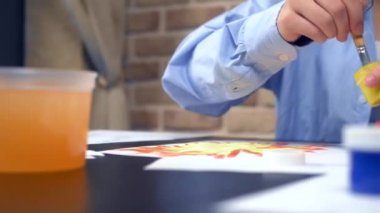 Gouache ile resim yapan güzel esmer kız. yaratıcı atölye