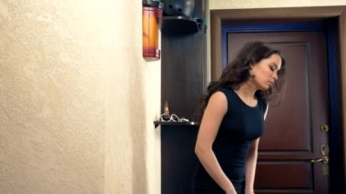 Yorgun bir kadın eve döner ve ayakkabılarını çıkarır. Yaşam tarzı