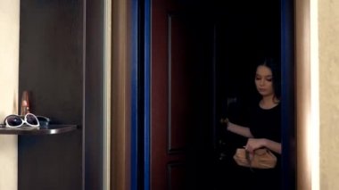 Yorgun bir kadın eve döner ve ayakkabılarını çıkarır. Yaşam tarzı