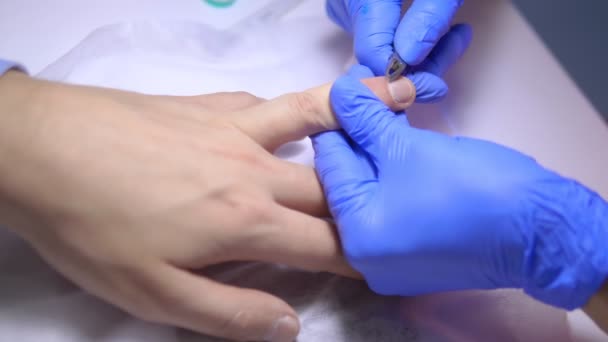 Close-up. manicure. Ontbranders schaar. manicure proces voor mannen. — Stockvideo