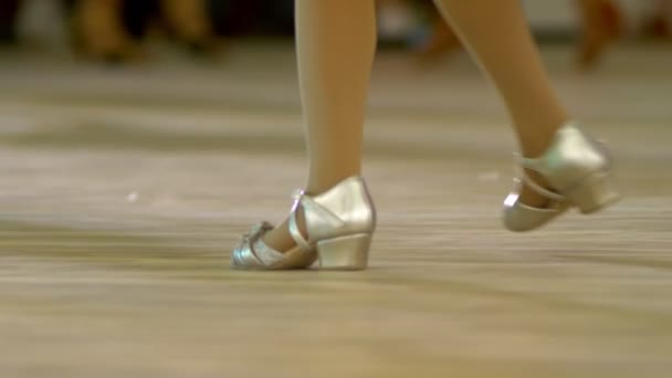 Primo piano, gambe di bambini in scarpe per balli da sala, balli sul pavimento — Video Stock