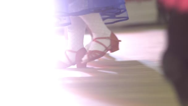 Close up, pernas de crianças em sapatos para dança de salão, dançando no chão — Vídeo de Stock