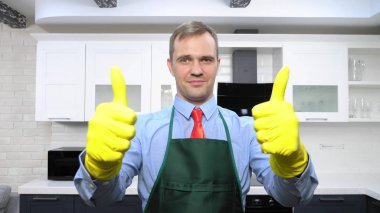  Kravat ve önlüklü yakışıklı adam lastik eldiven giyiyor.