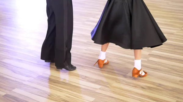 Plano medio, piernas. un par de niños bailando bailes de salón . — Foto de Stock