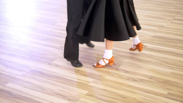 Plano medio, piernas. un par de niños bailando bailes de salón . — Foto de Stock