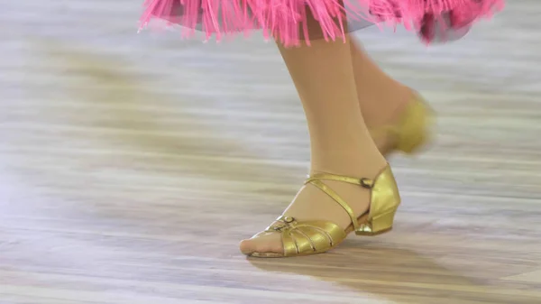 Closeup, kaki anak-anak dalam sepatu untuk dansa ballroom, menari di lantai — Stok Foto