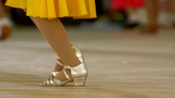 Closeup, kaki anak-anak dalam sepatu untuk dansa ballroom, menari di lantai — Stok Foto