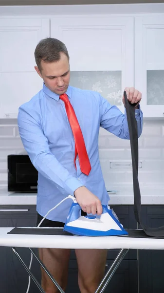 Disparo vertical. hombre guapo en pantalones de planchar de corbata —  Fotos de Stock