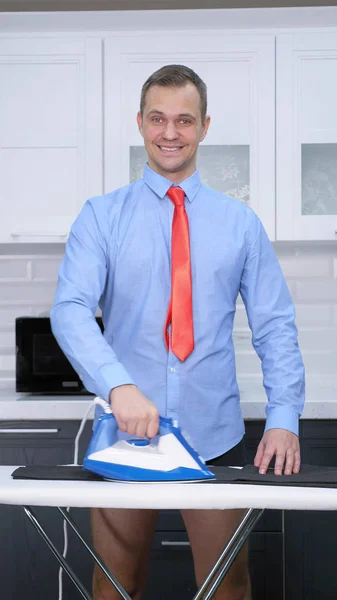 Senkrechtschuss. schöner Mann in Krawatte Bügelhosen — Stockfoto