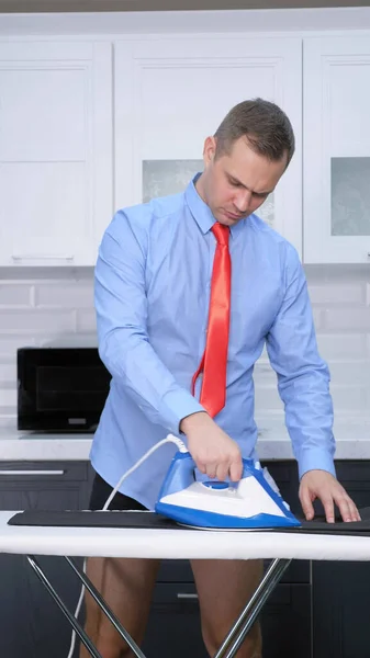 Disparo vertical. hombre guapo en pantalones de planchar de corbata — Foto de Stock