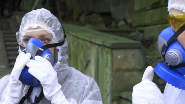People in protective suits take off their respirators and begin to choke — Stock Video