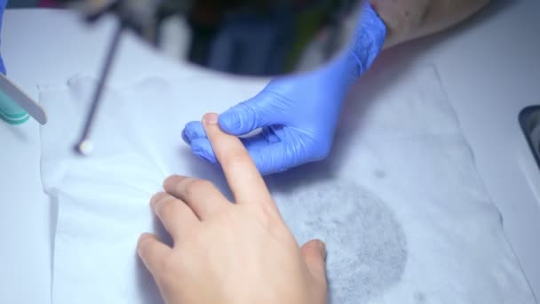 Primer plano. manicura. desbarbar tijeras. proceso de manicura para los hombres . — Vídeos de Stock