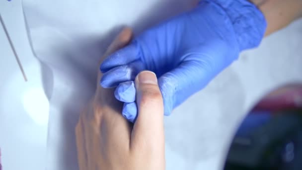 Close-up. manicure. Ontbranders schaar. manicure proces voor mannen. — Stockvideo
