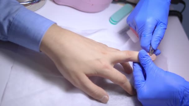 Close-up. Manicure. tesoura rebarbadora. processo de manicure para homens . — Vídeo de Stock