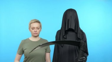 Mavi arka planda bir çizim. Ölüm geride vitamin şişesi gösteren bir kadın bırakır.