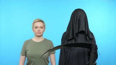 Mavi arka planda bir çizim. Bir kadın prezervatif gösterdiğinde ölüm gider.
