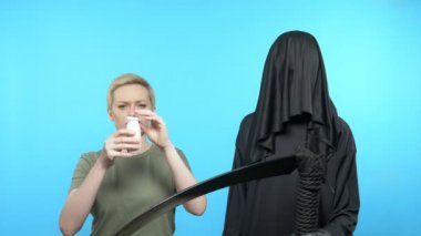 Kadın bir şişe içki çıkardı ve ölüm geldi. Gmos kavramı