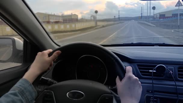 Disparo vertical de las manos femeninas en el volante de un coche en movimiento — Vídeos de Stock