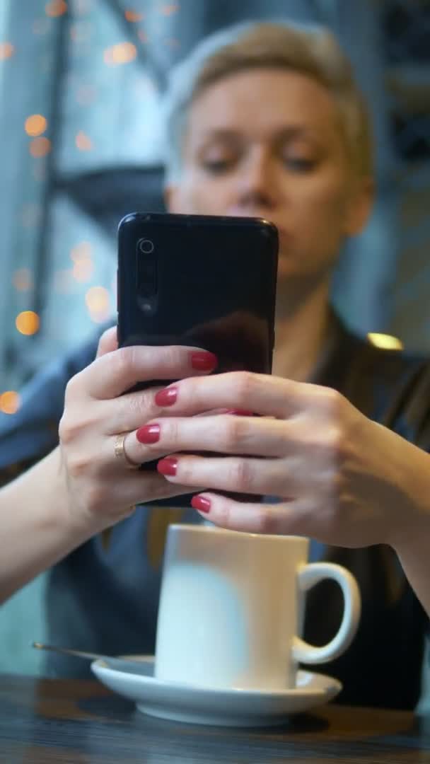 Mujer tiro vertical elimina anillo de compromiso después de leer un mensaje en el teléfono — Vídeo de stock