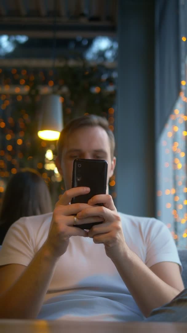 Vertical tiro homem remove anel de noivado depois de ler uma mensagem no telefone — Vídeo de Stock