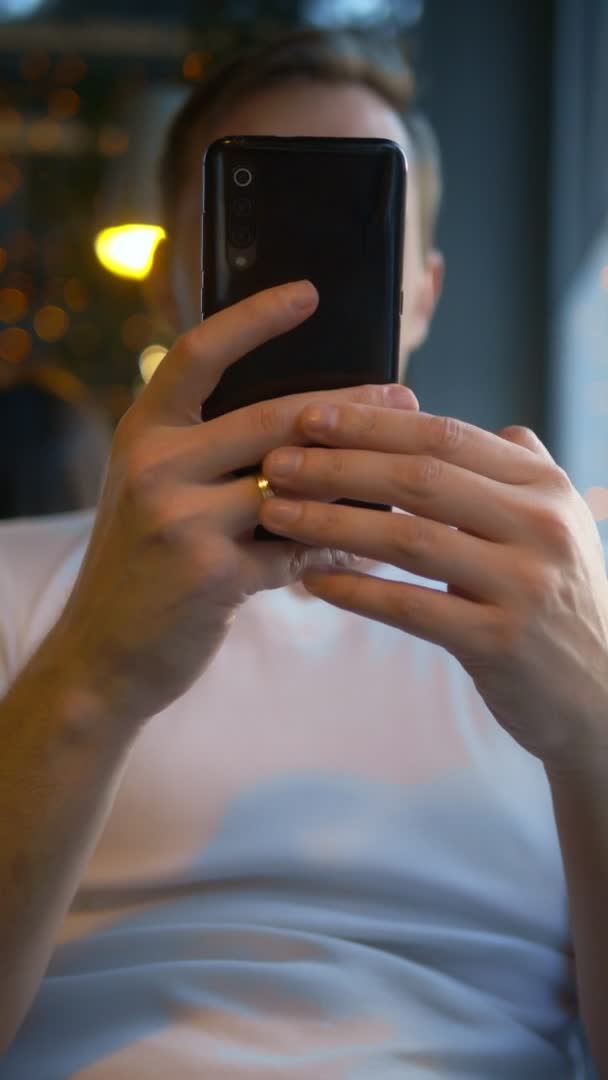 Hombre tiro vertical elimina anillo de compromiso después de leer un mensaje en el teléfono — Vídeos de Stock