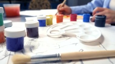 Gouache ile resim yapan güzel esmer kız. yaratıcı atölye