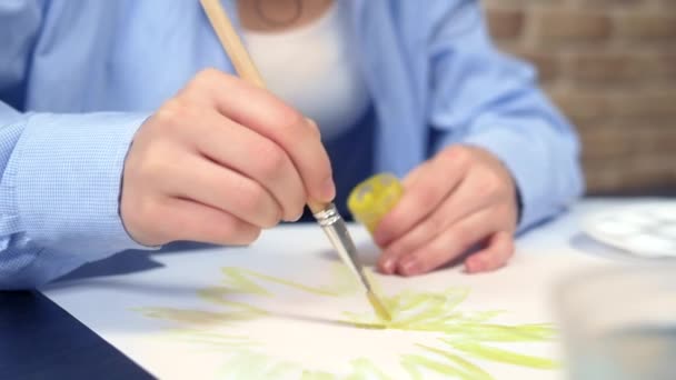 Schöne brünette Mädchen malen mit Gouache. Kreativwerkstatt — Stockvideo