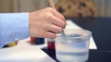 Gouache ile resim yapan güzel esmer kız. yaratıcı atölye