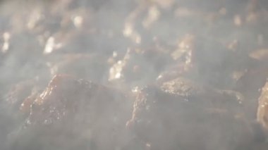 Yakın plan. Duman altında ızgara kömür. piknik.