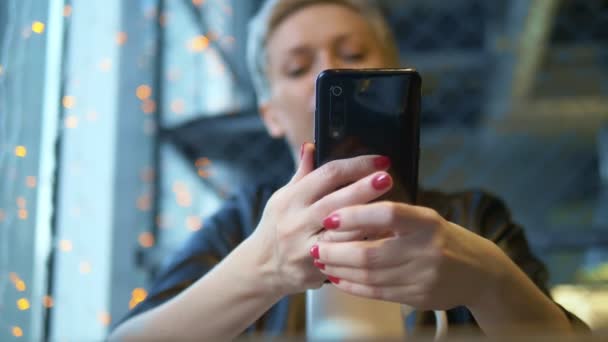 Женщина снимает обручальное кольцо после прочтения сообщения по телефону — стоковое видео