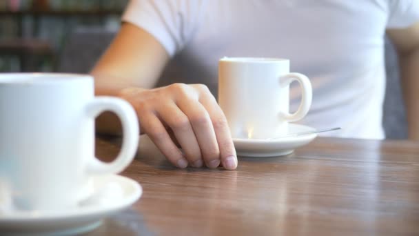Primo piano. l'uomo indossa una fede nuziale, seduto in un caffè . — Video Stock