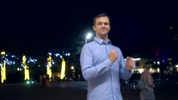 Un hombre guapo en la noche de baile de camisas. en la calle. espacio de copia — Vídeos de Stock