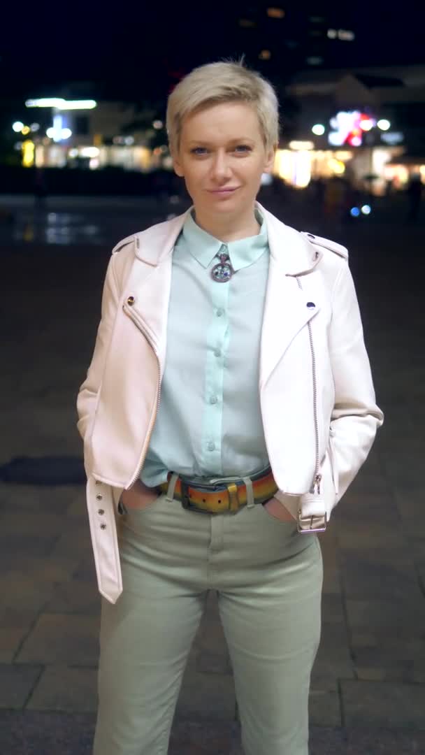 Портрет стильной молодой женщины на городской улице вечером . — стоковое видео