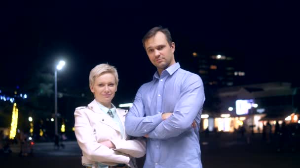 Retrato de una hermosa pareja hombre y mujer en la noche en una calle de la ciudad . — Vídeos de Stock