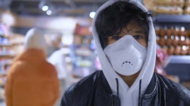 Portre. Eczanede maskeli esmer bir adam. salgın