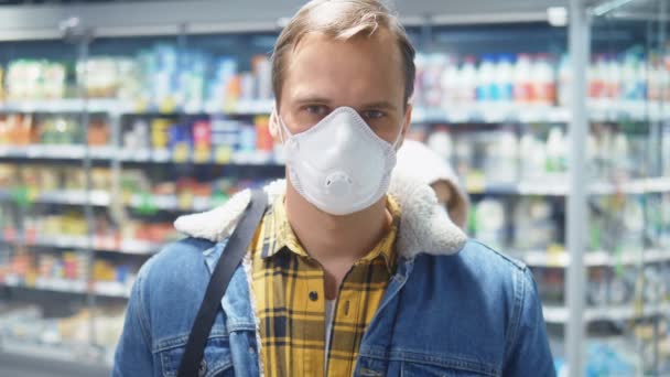 Портрет. человек в медицинской маске в продуктовом магазине. пандемия — стоковое видео