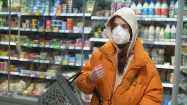 Brunette meisje met medisch masker in de supermarkt. pandemie — Stockvideo