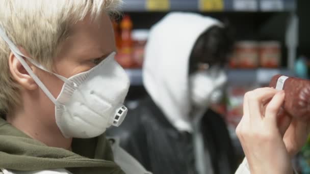 Personas con máscaras médicas en la tienda de comestibles. pandemia — Vídeos de Stock