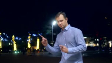 Tişörtlü yakışıklı adam dans gecesi. Sokakta. Boşluğu kopyala