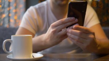 Adam telefondaki mesajı okuduktan sonra nişan yüzüğünü çıkarmış.