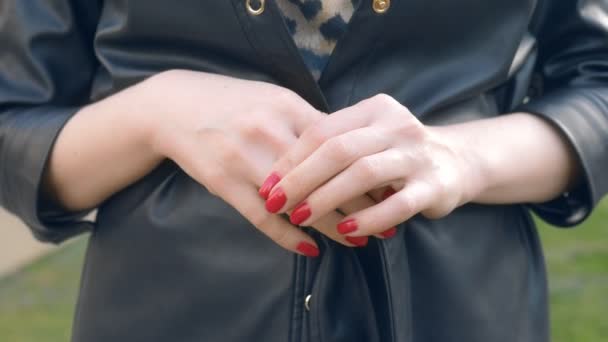 Mani ravvicinate. donna toglie una fede nuziale mentre in piedi sulla strada — Video Stock