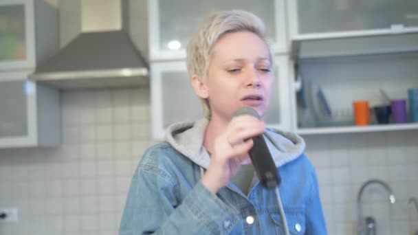 Mujer elegante con el pelo corto cantando en un micrófono — Vídeos de Stock