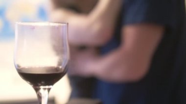 Evdeki karaoke partisinde tanınmayacak kadar sarhoş kadın ve erkekleri kucaklıyor.
