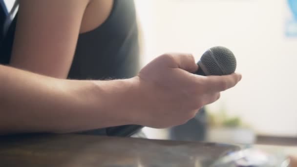 Willkürliche Umarmungen bis zur Unkenntlichkeit betrunkener Männer und Frauen bei der Karaoke-Party zu Hause — Stockvideo